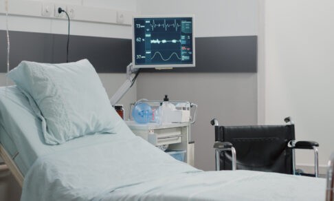 Школьник в Омске пострадал при повторении опасного эксперимента из соцсетей