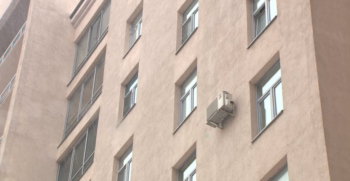 В Петербурге дворник спас ребенка, выпавшего из окна седьмого этажа