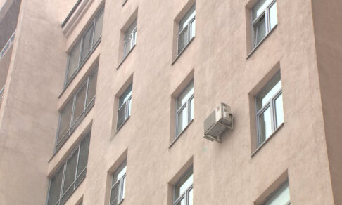 В Петербурге дворник спас ребенка, выпавшего из окна седьмого этажа