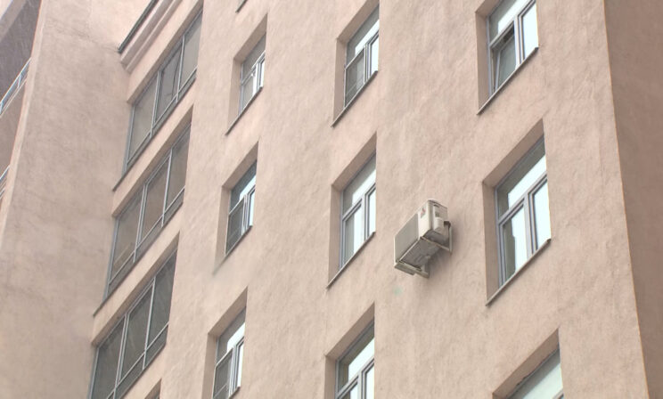 В Петербурге дворник спас ребенка, выпавшего из окна седьмого этажа
