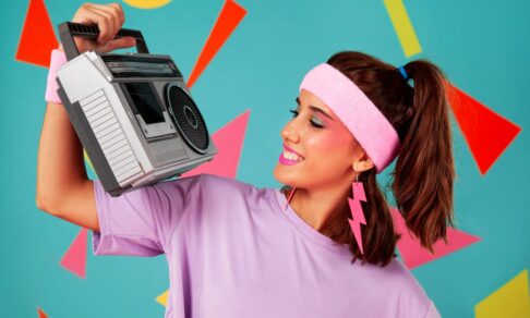 Психологи объяснили интерес зумеров к 90-м «этнографическим туризмом»