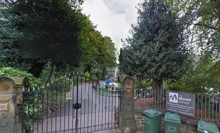 Учительницу частной школы в Англии отстранили от работы на пять лет за пьянство