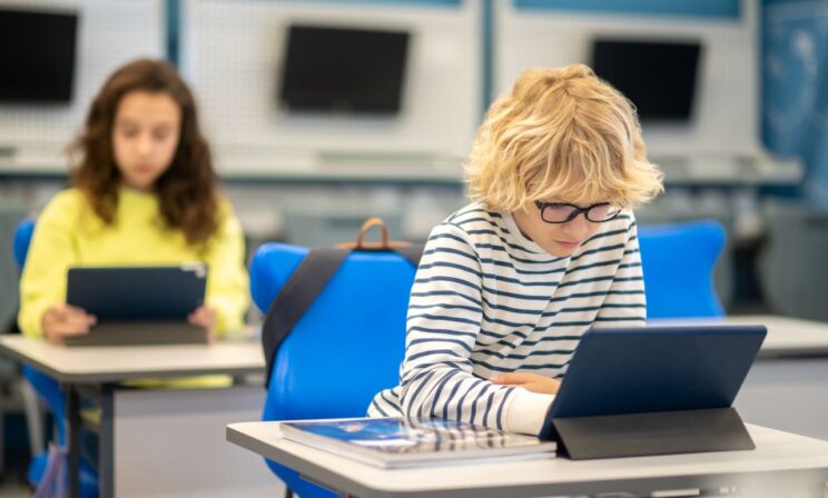 Минпросвещения включило в школьную программу первый учебник по ИИ