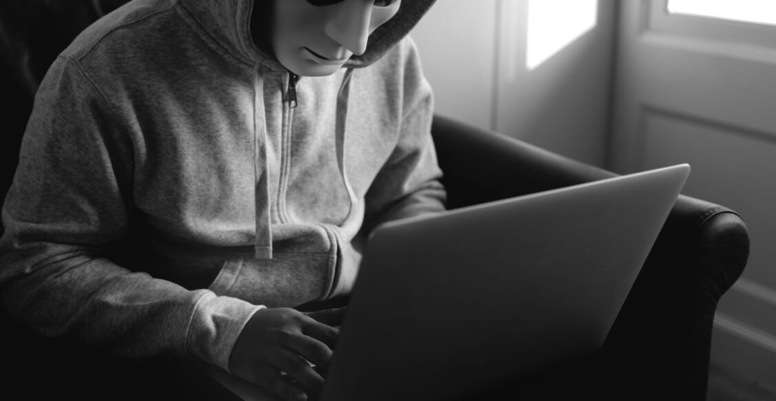 Переводы и смс-бомбинг: мошенники начали мстить распознавшим обман россиянам