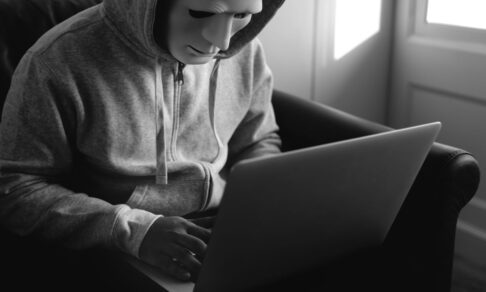 Переводы и смс-бомбинг: мошенники начали мстить распознавшим обман россиянам