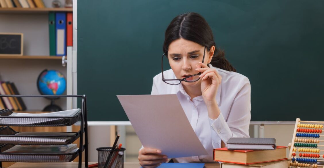 В Госдуме предложили снять с учителей обязанность проверять тетради дома