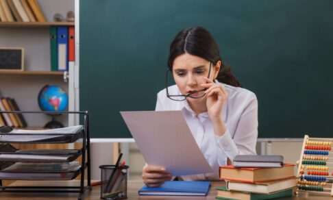 В Госдуме предложили снять с учителей обязанность проверять тетради дома