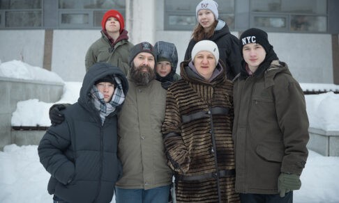 «Отгружайте мне любых детей». Как Саша и Настя стали родителями шестерых