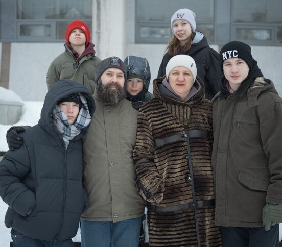 «Отгружайте мне любых детей». Как Саша и Настя стали родителями шестерых