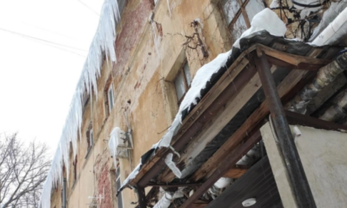 В Нижнем Новгороде шесть детей пострадали от падения наледи с крыши