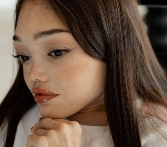 «На свидании парень увидел меня и занес в черный список». Лили Ло передвигается на коляске и ведет бьюти-блог