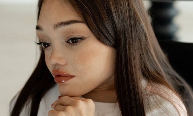 «На свидании парень увидел меня и занес в черный список». Лили Ло передвигается на коляске и ведет бьюти-блог