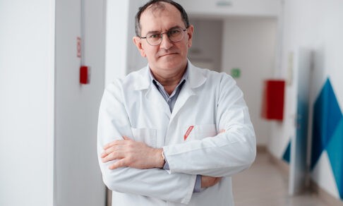 Среди его учеников — 50 призеров и победителей Всероса. Учитель химии Сергей Яшкин