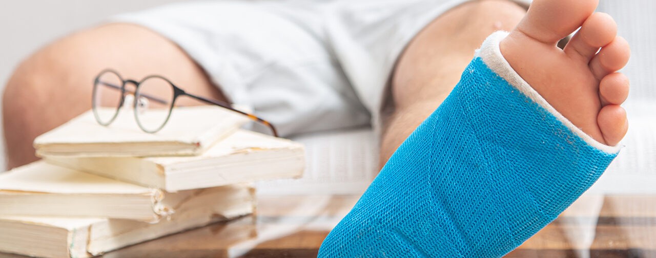 Ребенок сломал ногу. Школа обязана обучать его на дому?