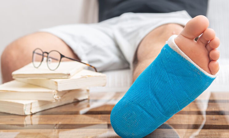 Ребенок сломал ногу. Школа обязана обучать его на дому?