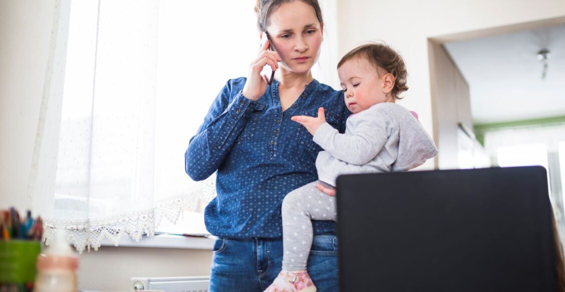 Минтруд предложил переводить беременных сотрудниц на удаленную работу