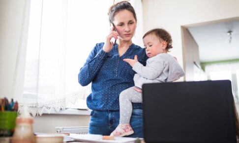 Минтруд предложил переводить беременных сотрудниц на удаленную работу