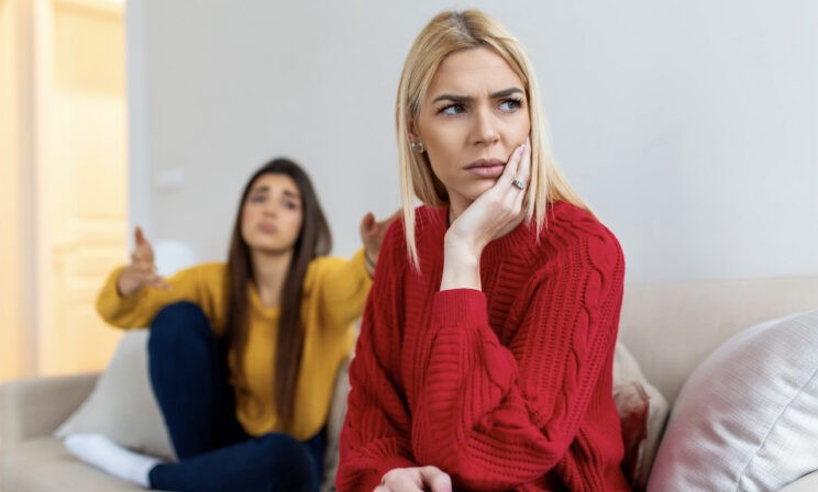 «Почему подруга постоянно передо мной хвастается?»