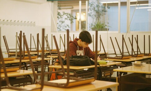 В России все меньше школьников переходят в 10-й класс — растет популярность колледжей. Главное