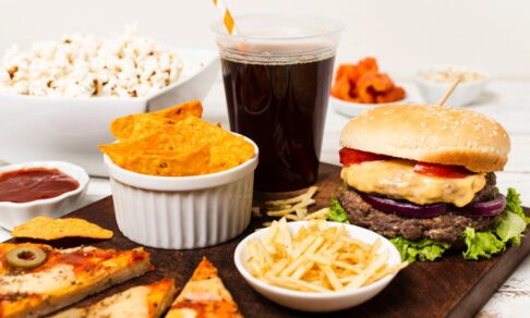 Ученые призвали ограничить рекламу и повысить налоги на вредные продукты