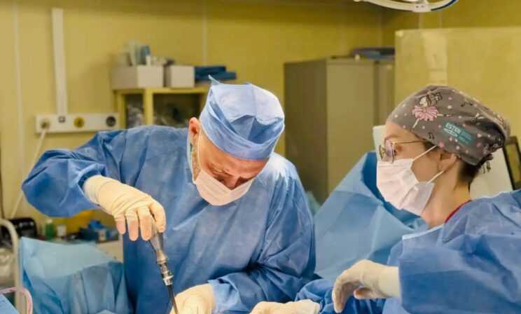 Приморские врачи спасли от инвалидности 18-летнюю девушку с переломом позвоночника