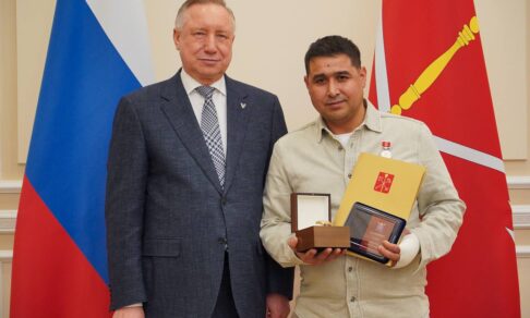 В Петербурге наградили дворника, спасшего выпавшего из окна ребенка