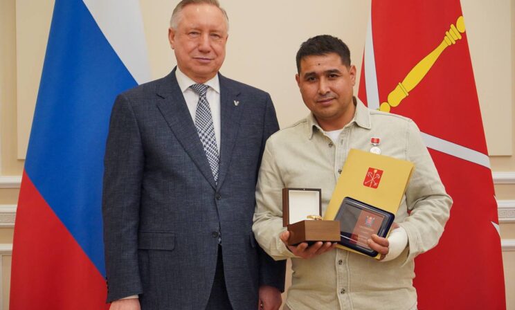 В Петербурге наградили дворника, спасшего выпавшего из окна ребенка