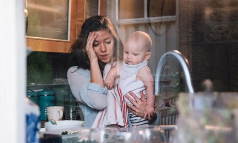 «Ты знаешь, что я нищеброд, — алиментов не жди». Мамы, которые рассчитывают только на себя