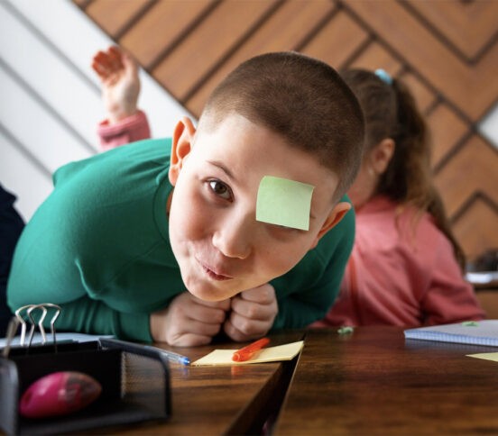 «Мама, новый мальчик такой странный», — сказала дочь.  Как избежать травли в классе?