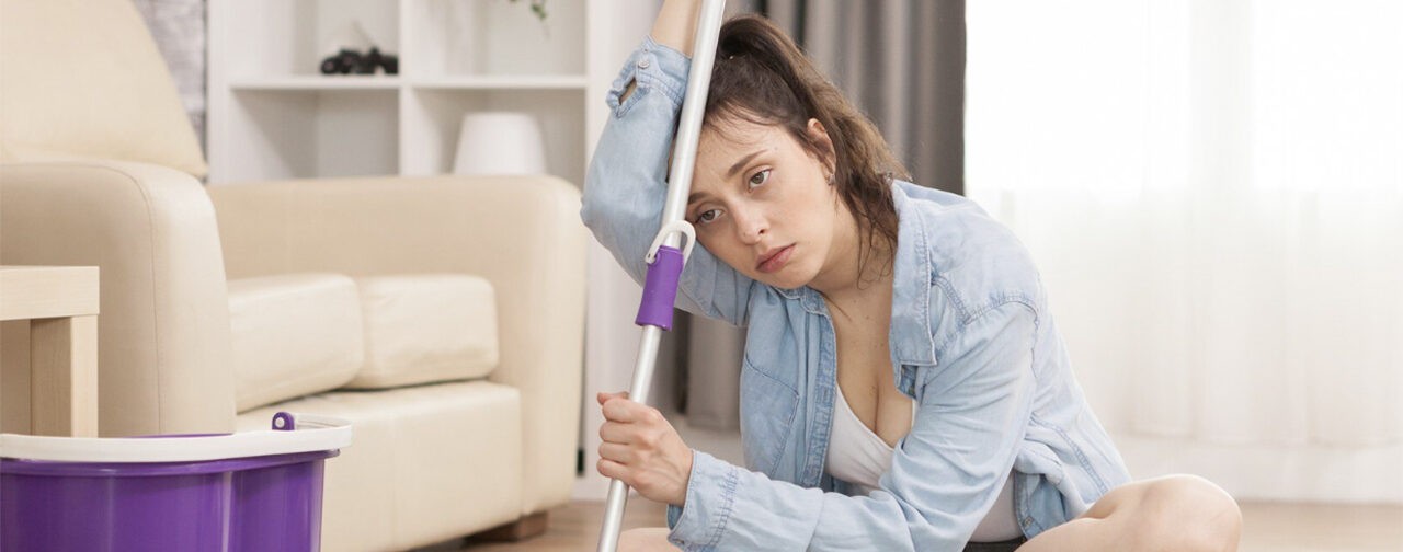 «Дети составили расписание — кто раньше приходит из школы, тот и готовит». Как я приучила их к домашним обязанностям