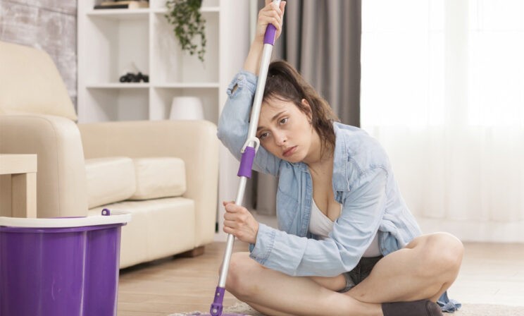 «Моя 15-летняя дочь ничего не умеет — даже помыть пол». Как я приучала подросших детей к домашним обязанностям