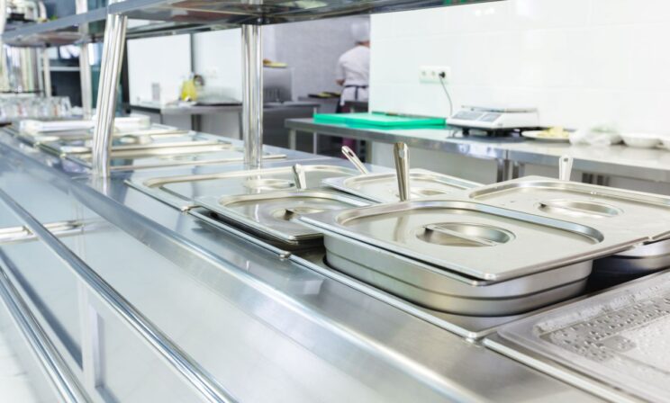 Более 70 детей отравились в школьной столовой в Ульяновске