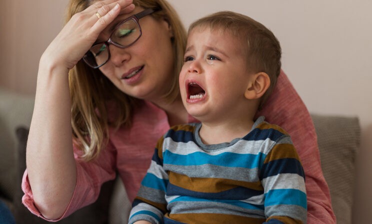 Соседка угрожает вызвать опеку, когда мой сын плачет. Что делать?