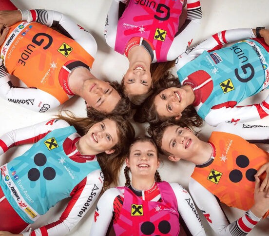 Родители поставили троих незрячих детей на лыжи с двух лет. Семья выступит на Паралимпиаде в Милане