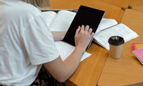 В Кремле заявили о бессмысленности домашних заданий из-за ИИ