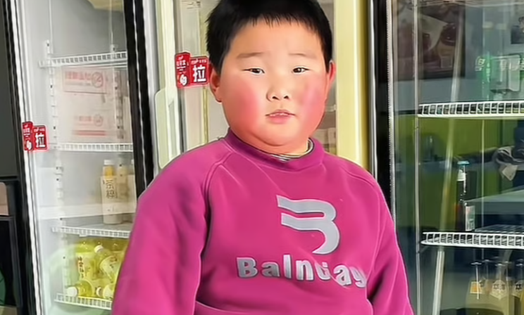 Школьник из Китая с лишним весом устроил челлендж со скакалкой и набрал 2 млн лайков