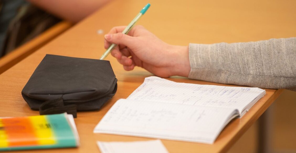 В школе при МГУ семь учеников предположительно отравились диоксидом азота