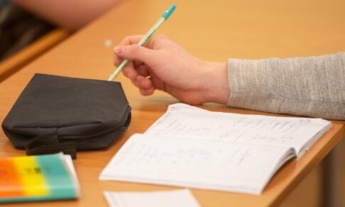 В школе при МГУ семь учеников предположительно отравились диоксидом азота