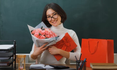 В Госдуме предложили повысить лимит стоимости подарков для педагогов до 10 тысяч рублей