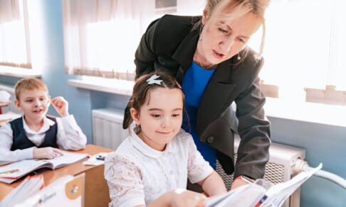 Минпросвещения проработает изменения требований к нагрузке на школьников