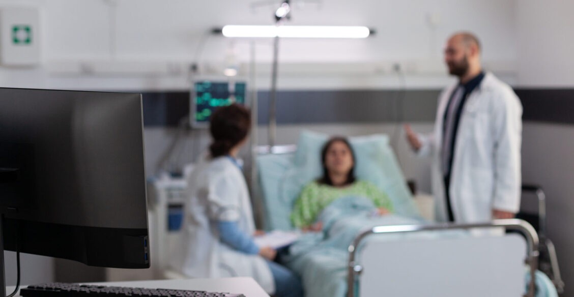 Два человека госпитализированы с подозрением на оспу обезьян в Подмосковье