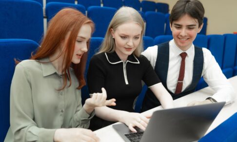 Минпросвещения попросило включить образовательные сайты в «белые списки»