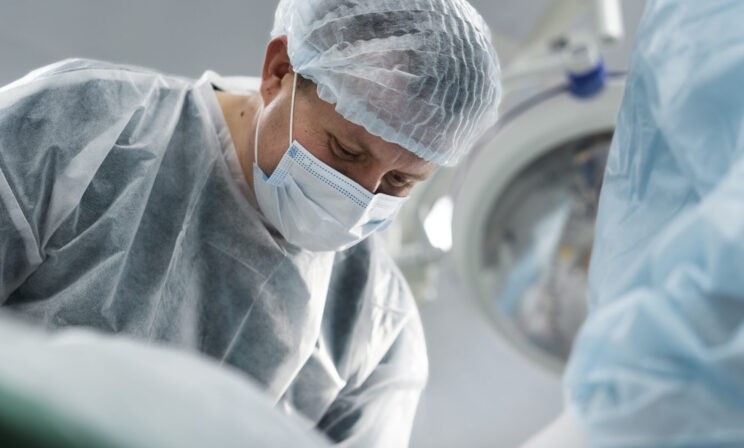 Московские медики удалили подростку зуб, который вырос внутри носа