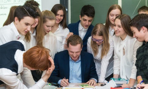 В Госдуме предложили ввести единую федеральную надбавку учителям за «Разговоры о важном»