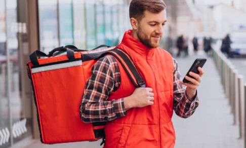 Курьеры стали зарабатывать больше россиян с высшим образованием