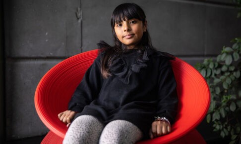 Школьница с аутизмом в 11 лет получила два высших образования. История Адары Санчес