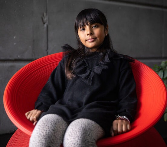 Школьница с аутизмом в 11 лет получила два высших образования. История Адары Санчес