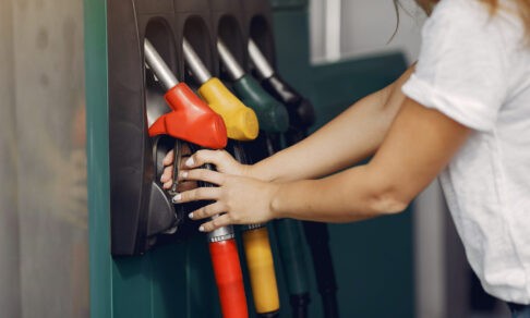 В Петербурге до конца 2026 года запретили продавать бензин подросткам