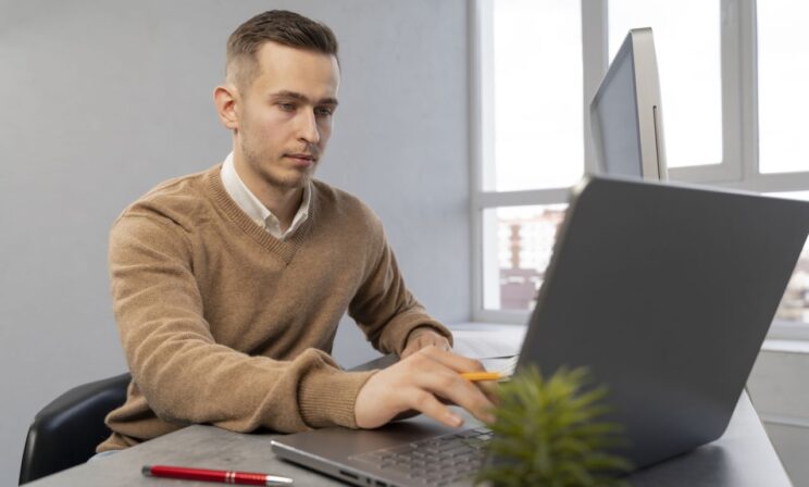 Четверть работающих россиян начали использовать чат-боты с ИИ