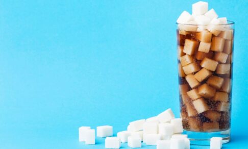 В Госдуме предложили запретить рекламировать сладкие напитки как полезные